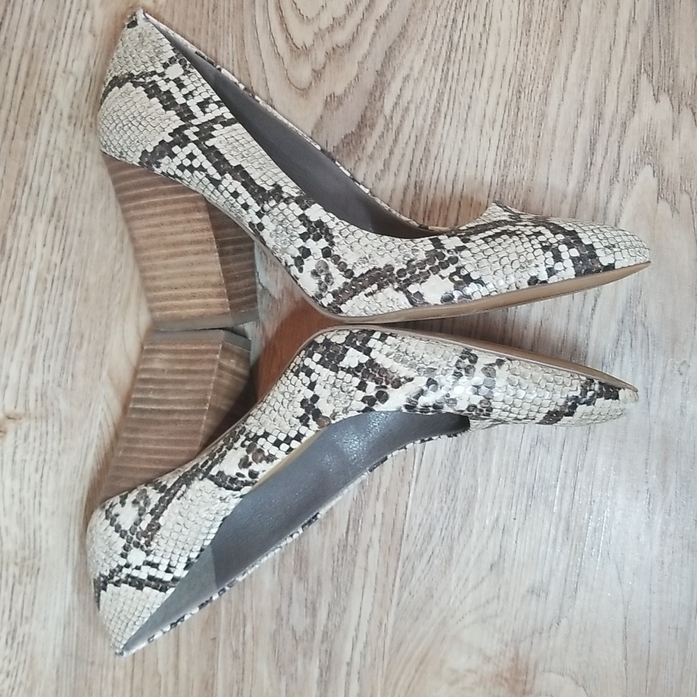 Crown Vintage Snake Skin Closed Toe Heels - Picture 5 of 9